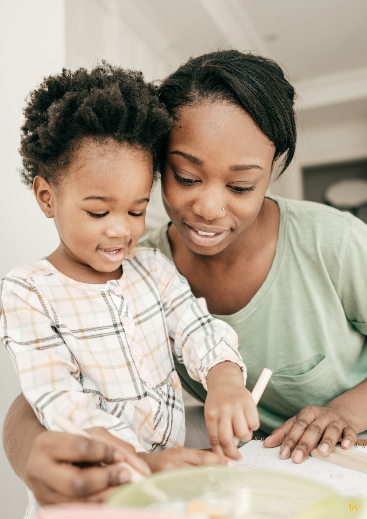 Mère et fille de deux ans qui jouent à la maison
